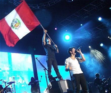 Jonas Brothers en Lima Peru bandera