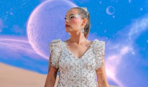 La cantautora chilena Paulina Camus presenta un llamativo videoclip para su sencillo "Relatividad".