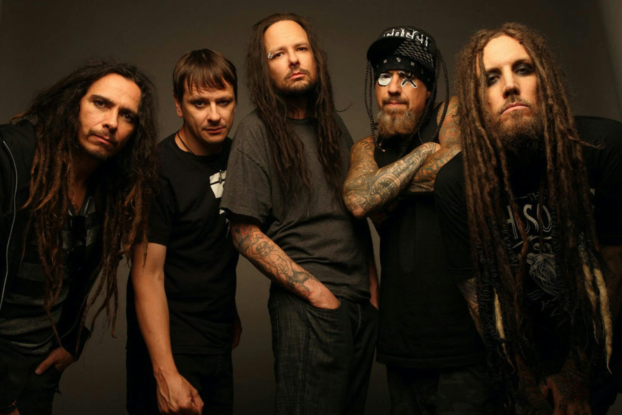 Korn posando frente a fondo oscuro